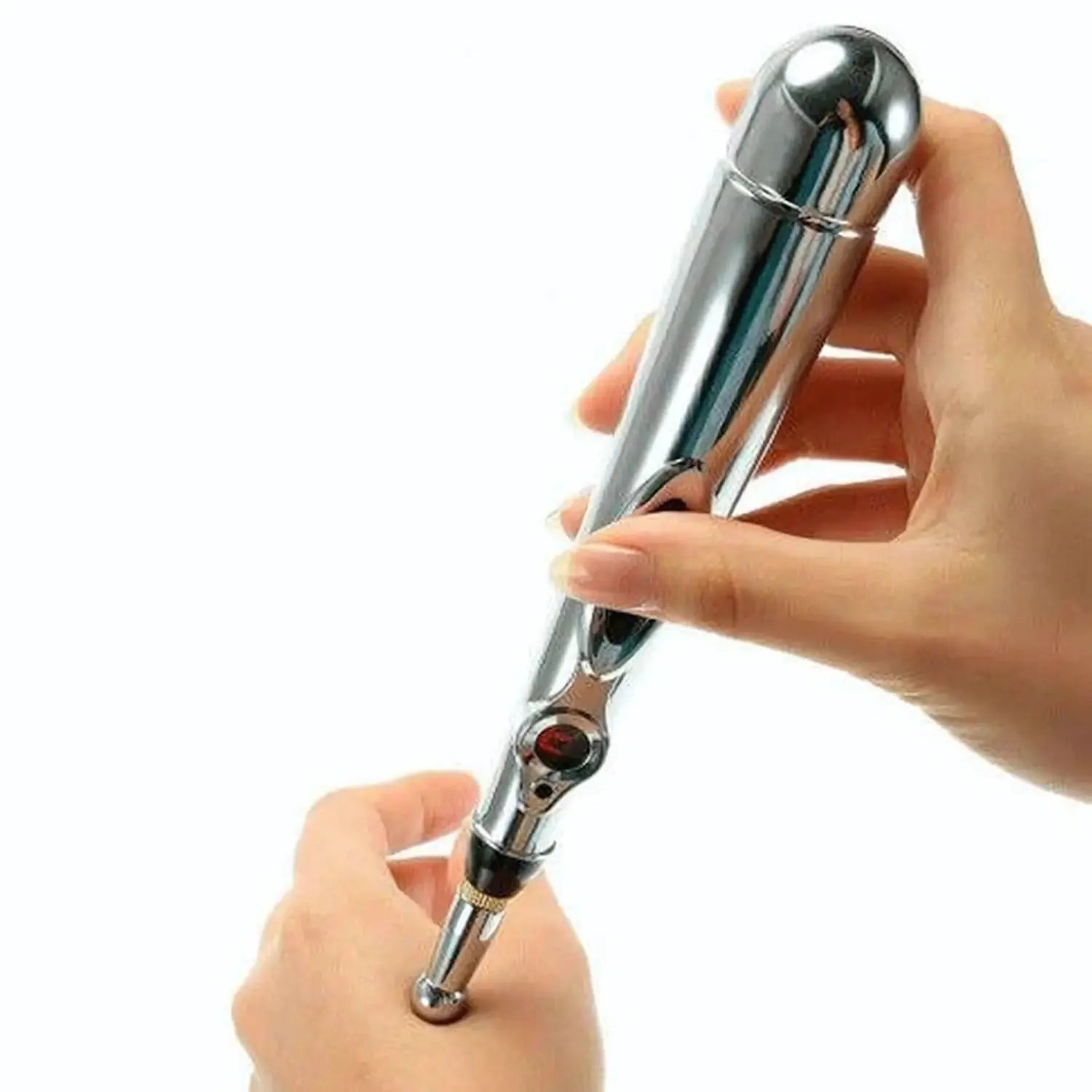 A imagem mostra um dispositivo de metal brilhante, com um design moderno e elegante. Ele está sendo segurado por uma mão, sugerindo que é um utensílio manual, possivelmente para uso doméstico ou profissional. A parte inferior do dispositivo é arredondada e parece ter um mecanismo para realizar alguma ação, como pressionar ou perfurar. O material metálico e o formato sofisticado indicam que o produto pode ser de alta qualidade e durabilidade.