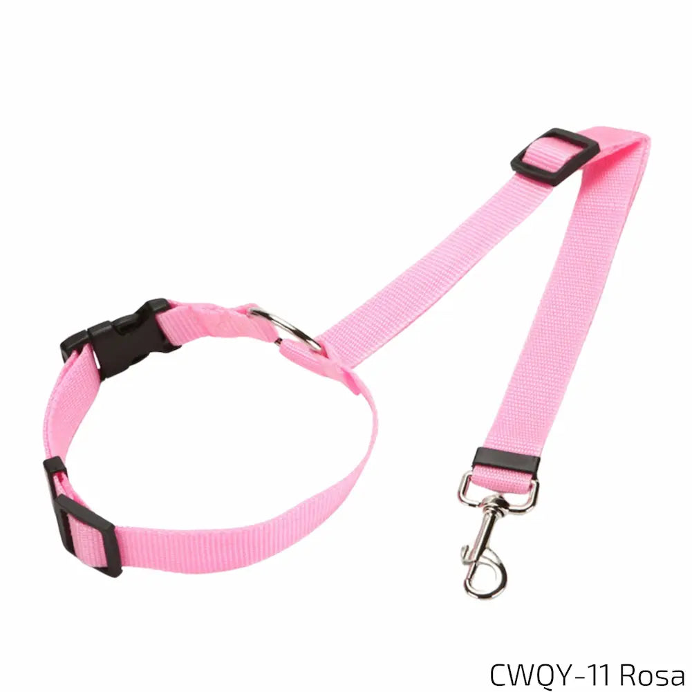 A imagem apresenta um cinto de segurança para pets na cor rosa. Ele possui um colar ajustável com fecho de encaixe, uma fita de nylon resistente e uma presilha de metal para fixação, garantindo segurança e conforto ao transportar ou passear com o animal.