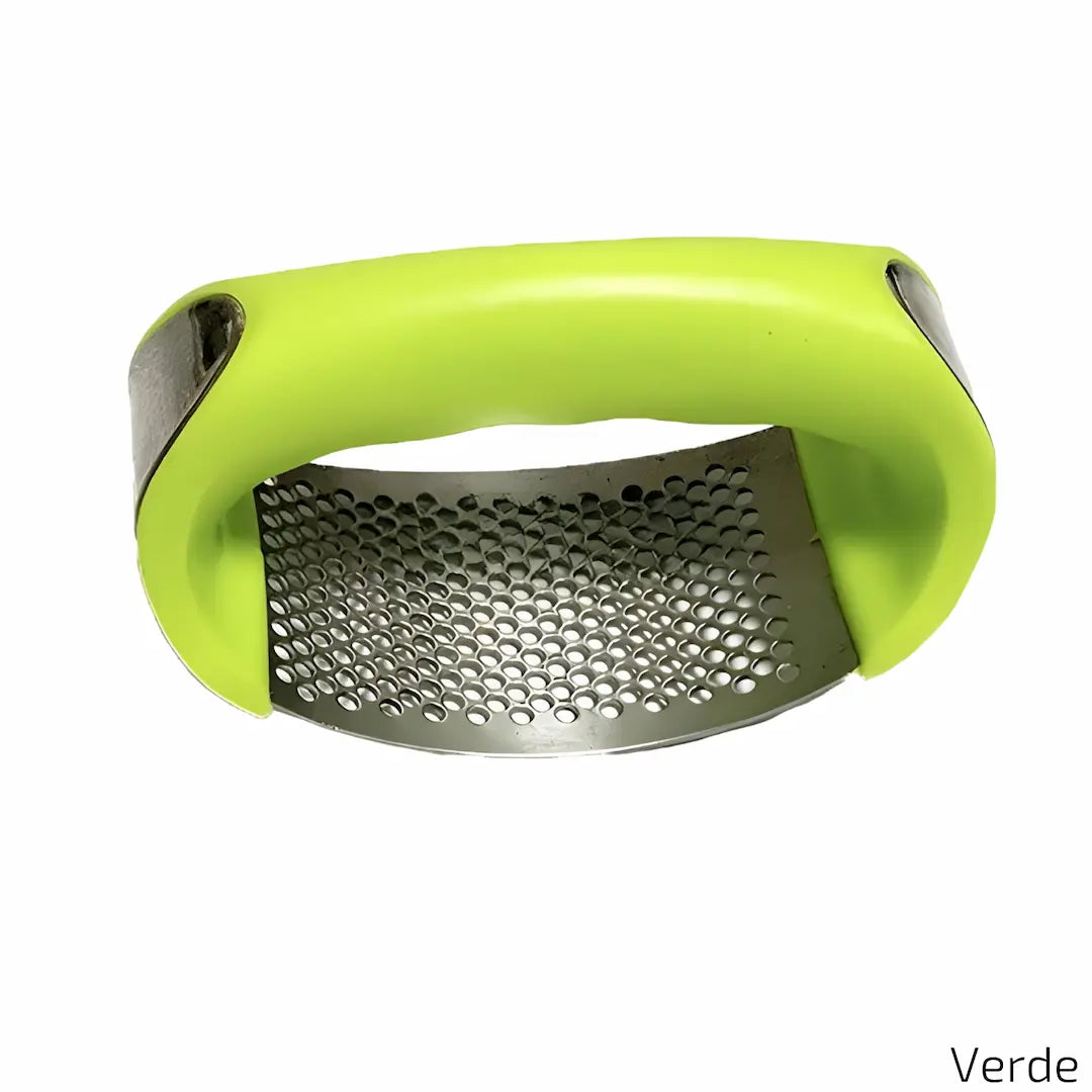 
A imagem mostra um amassador de alho com cabo curvado na cor verde, acompanhado de uma superfície metálica perfurada para triturar alimentos. O design é ergonômico e funcional, ideal para facilitar o preparo de temperos. No canto inferior direito, aparece o texto "Verde".