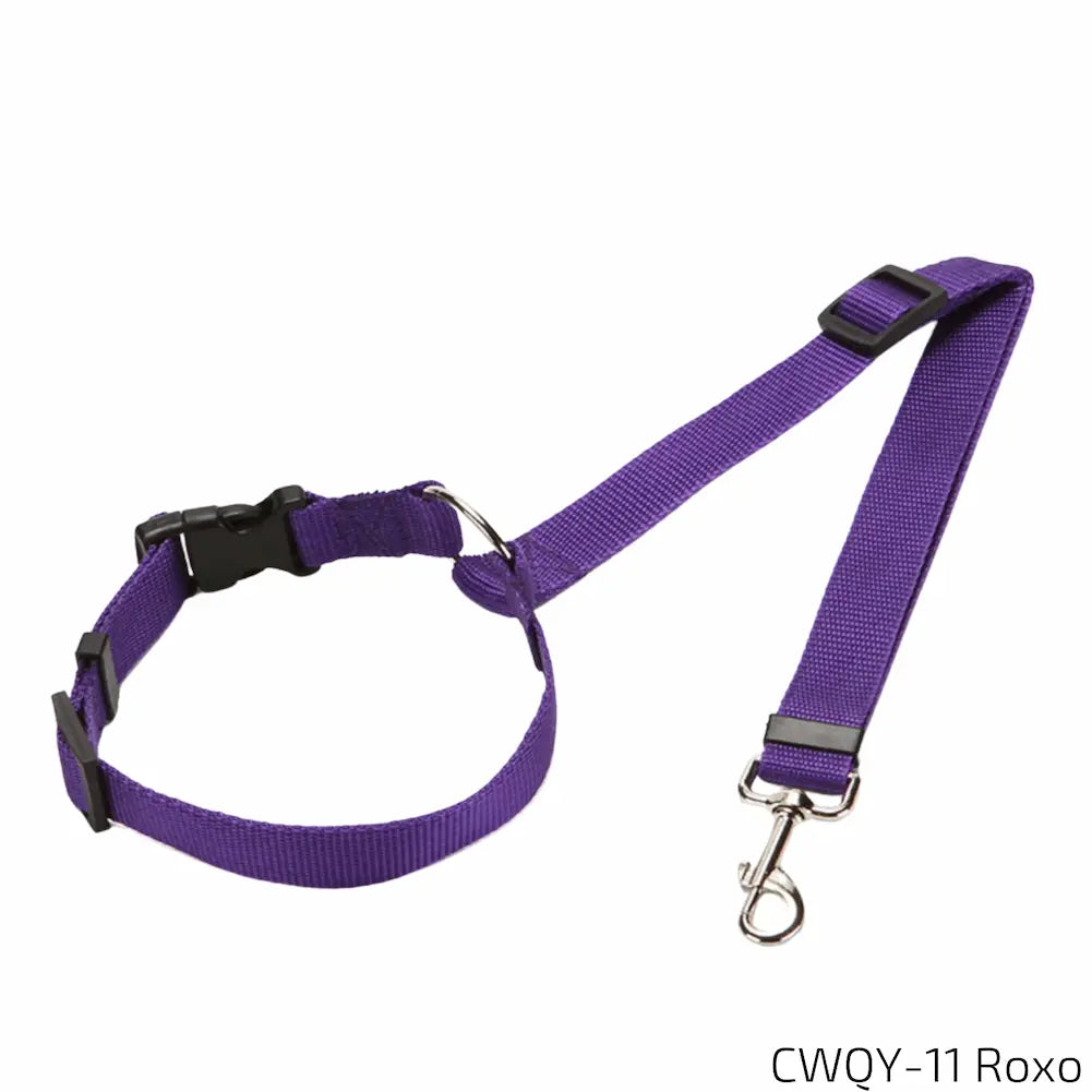
A imagem apresenta um cinto de segurança para pets na cor roxa. Ele é confeccionado em nylon resistente, com colar ajustável, fecho de encaixe seguro e presilha de metal. Ideal para garantir segurança e conforto ao transportar ou passear com o animal de estimação.