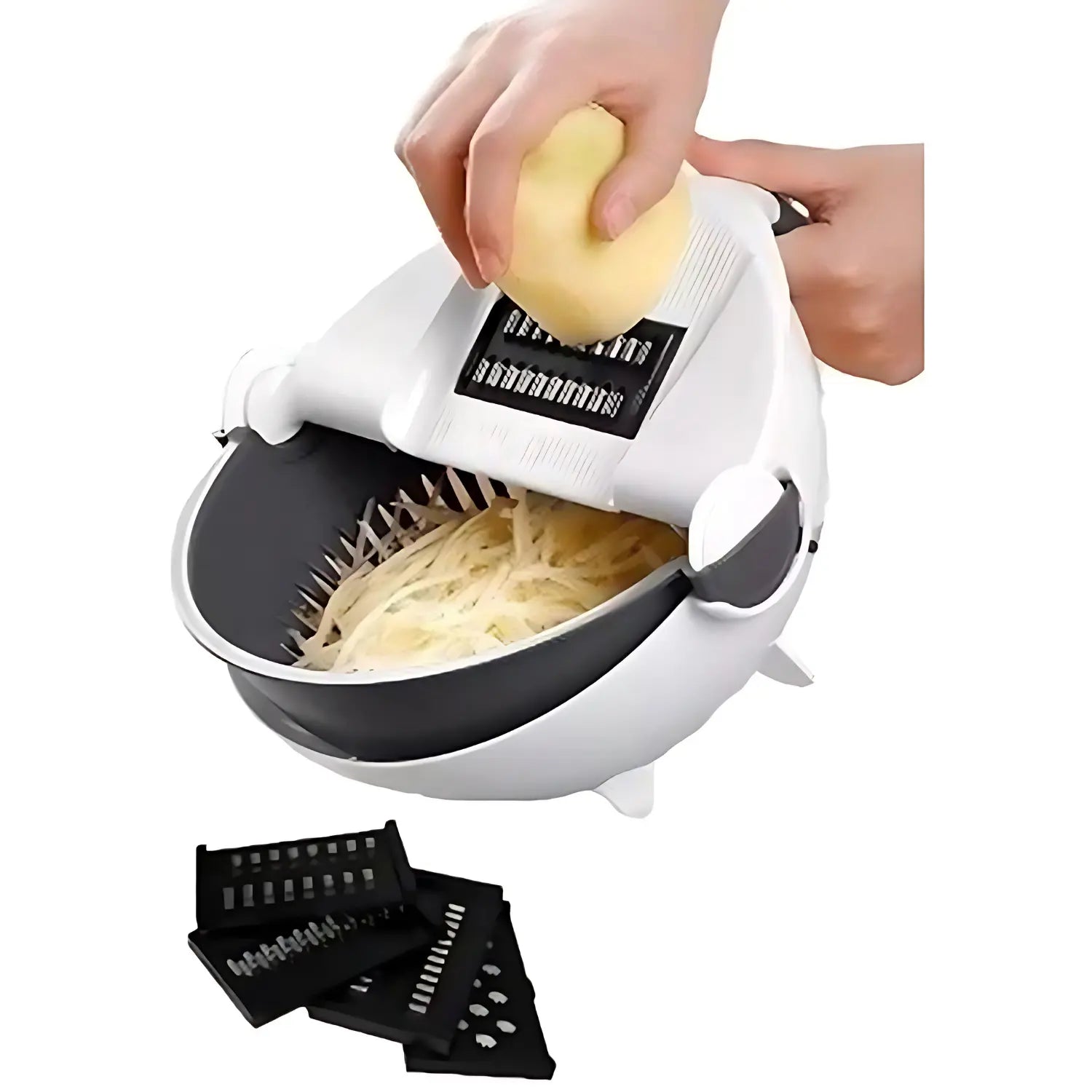 A imagem mostra o uso de um cortador de vegetais, com uma batata sendo pressionada sobre a lâmina para fatiar. O cortador possui um design ergonômico e é equipado com uma base para coletar os alimentos cortados. O produto é mostrado em ação, facilitando o corte rápido de vegetais em fatias finas. Várias lâminas estão visíveis ao lado, permitindo diferentes tipos de corte.