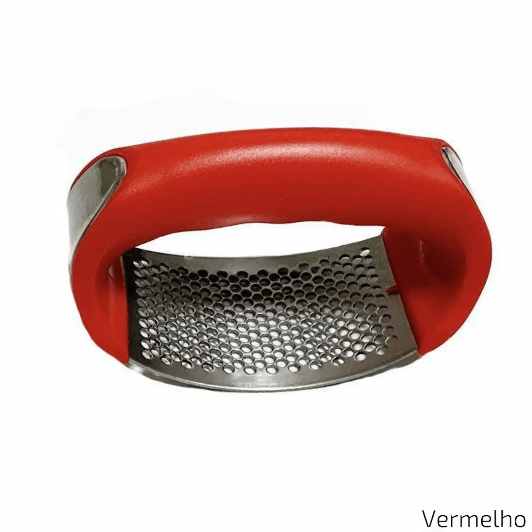 A imagem apresenta um amassador de alho com cabo curvado na cor vermelha e uma superfície metálica perfurada para triturar alimentos. O design é ergonômico e moderno, proporcionando praticidade no preparo de temperos. No canto inferior direito, aparece o texto "Vermelho".