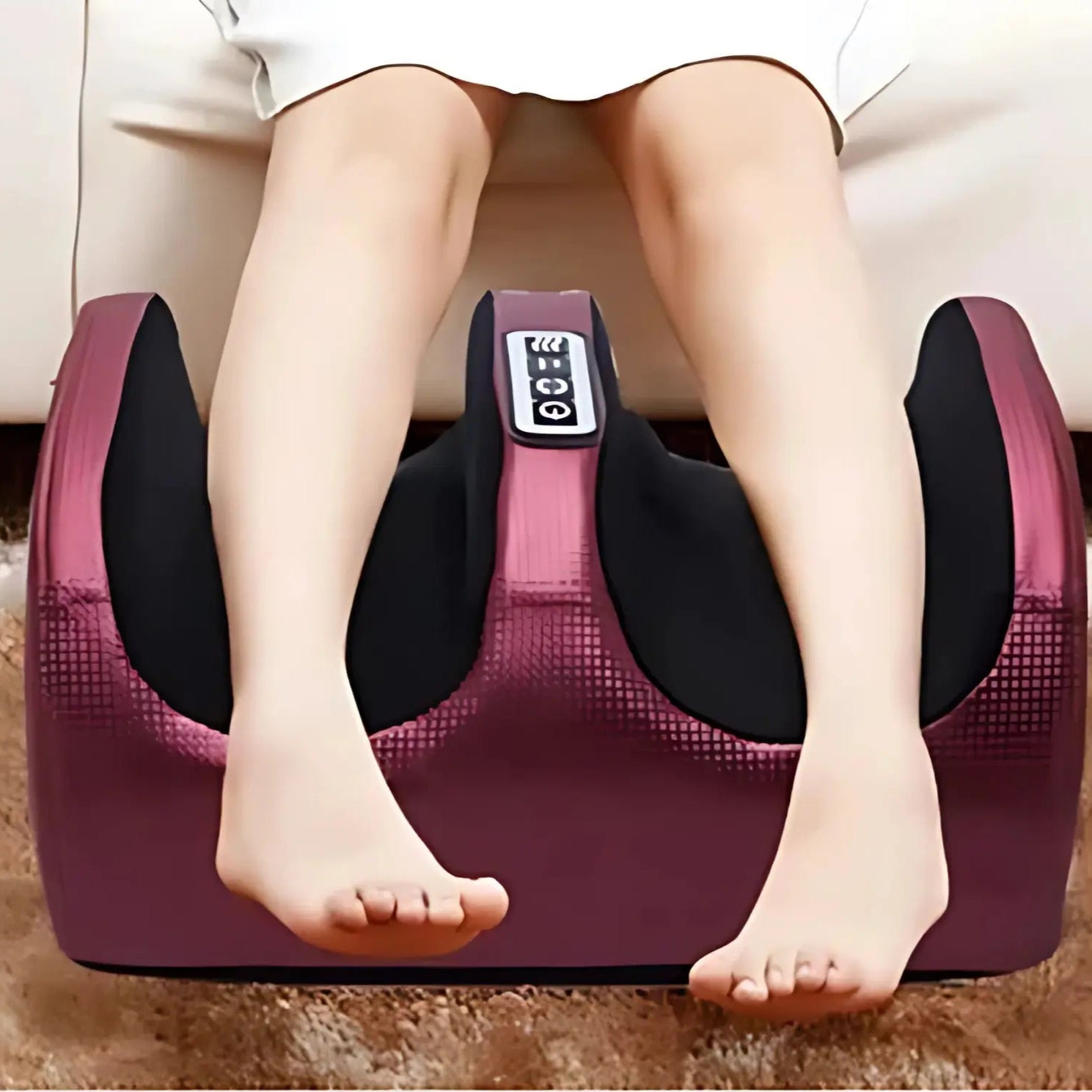 A imagem mostra uma pessoa usando o aparelho de massagem para os pés. Os pés estão posicionados no dispositivo, que possui controles visíveis na parte superior, permitindo ajustes de intensidade e aquecimento. O aparelho proporciona uma massagem relaxante, e as pernas da pessoa indicam um momento de relaxamento e conforto enquanto o dispositivo está em uso.