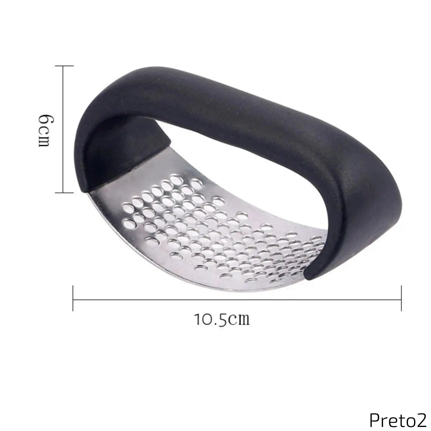 
A imagem mostra um amassador de alho com cabo curvado na cor preta e superfície metálica perfurada. As dimensões do produto são destacadas: 6 cm de altura e 10,5 cm de comprimento. O design é ergonômico e prático para o preparo de temperos. No canto inferior direito, aparece o texto "Preto2".