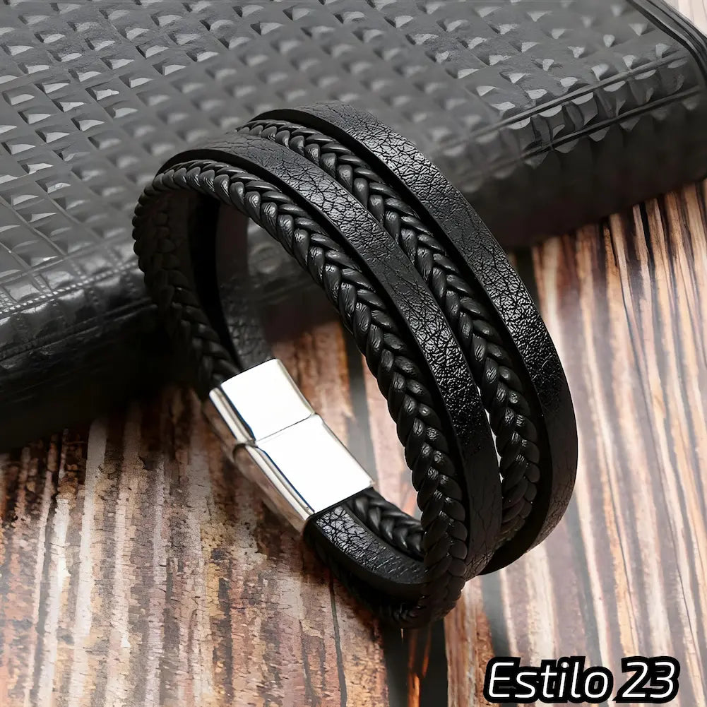 Pulseira preta com design moderno e elegante, composta por várias tiras de couro trançado e texturizado, finalizada com um fecho metálico prateado. Estilo: 23.