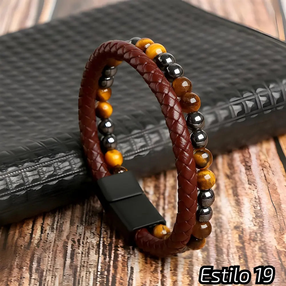 Pulseira marrom com detalhes em pedras naturais e esferas metálicas, combinando elementos rústicos e sofisticados. Fecho preto discreto. Estilo: 19.