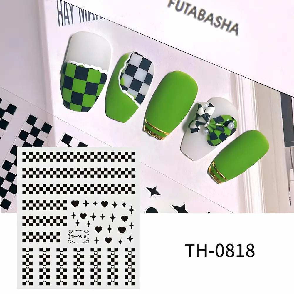 Imagem de adesivos para unhas com padrão xadrez em verde e preto. Os adesivos incluem listras, corações e formas geométricas. Código: TH-0818.