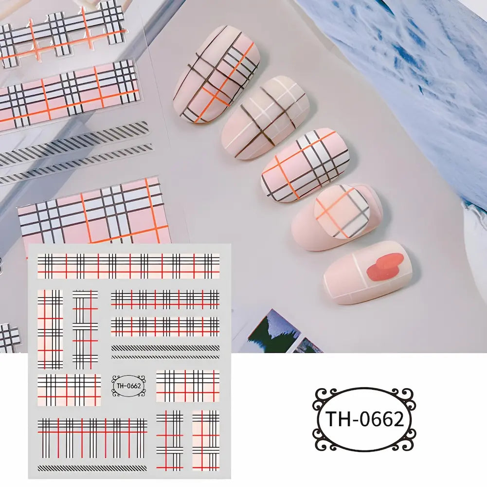 Adesivos para unhas com padrão xadrez em preto, branco e laranja. Inclui diferentes tamanhos e formatos de listras xadrez. Código: TH-0662.