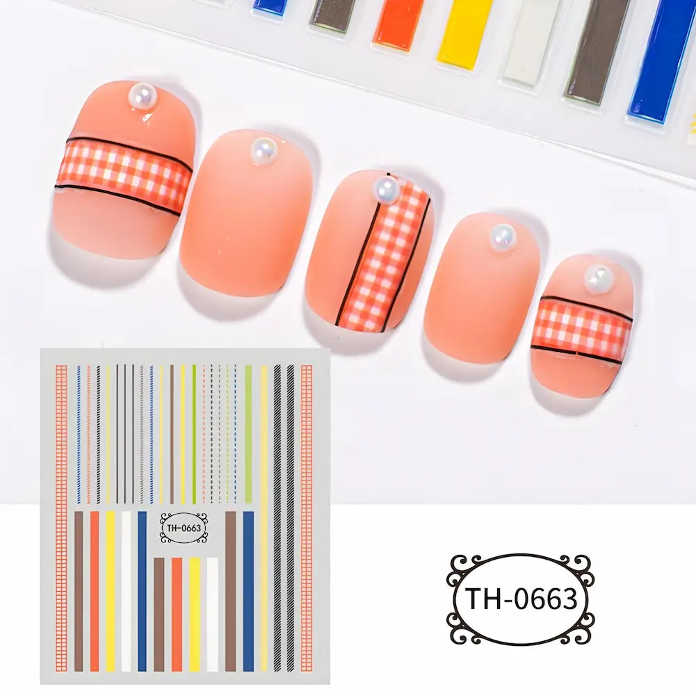 Adesivos de unhas com listras coloridas em diversos padrões e espessuras, aplicados em unhas com esmalte laranja. Código: TH-0663.