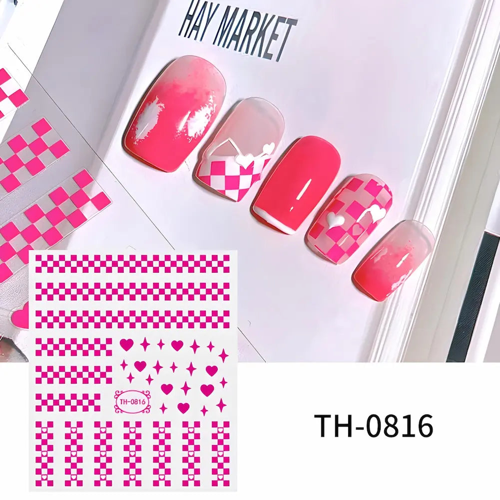 Imagem TH-0816: Adesivos para unhas com padrão xadrez rosa e branco, corações e estrelas. As unhas aplicadas têm um design moderno e estiloso com combinações de 