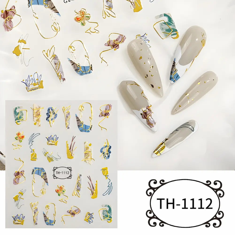 TH-1112: Adesivos com elementos florais abstratos e detalhes em dourado. As unhas mostram um design elegante com motivos florais estilizados.