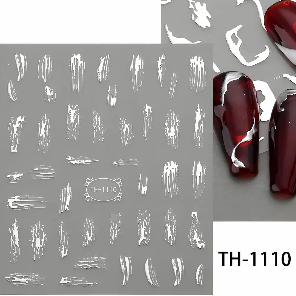TH-1110: Adesivos com padrões abstratos de riscos brancos. As unhas aplicadas têm um design contemporâneo e artístico com detalhes em branco sobre fundo vermelho.