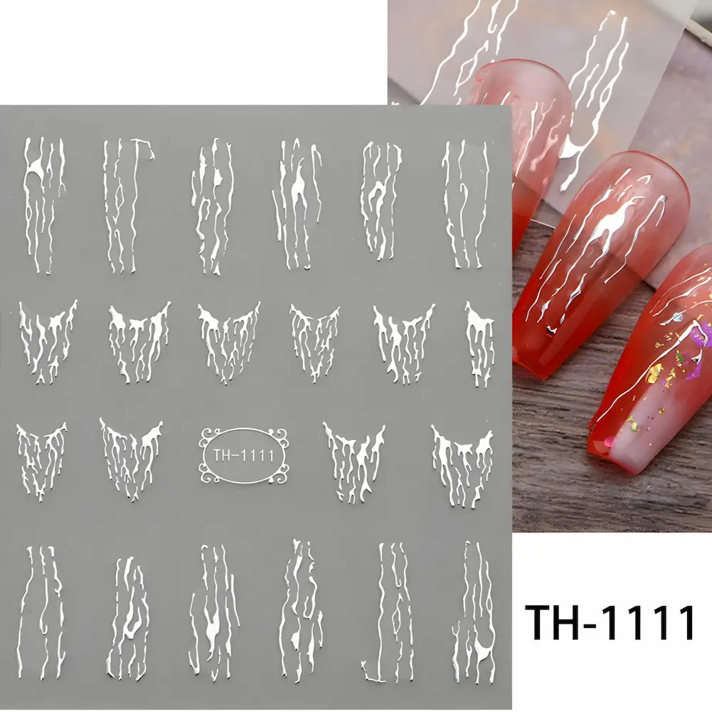 TH-1111: Adesivos de linhas abstratas brancas. As unhas decoradas mostram um design fluido e moderno com traços brancos sobre fundo vermelho.