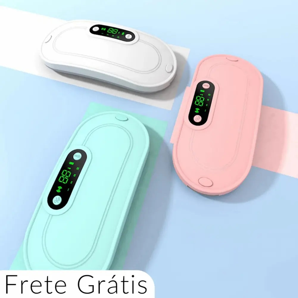  A imagem apresenta três almofadas térmicas em diferentes cores: branca, azul-turquesa e rosa. Cada uma delas possui um visor digital mostrando a temperatura de 65°C. O fundo é azul claro e rosa claro, com o texto "Frete Grátis" no canto inferior esquerdo. As almofadas são destacadas pelo design moderno e funcional.