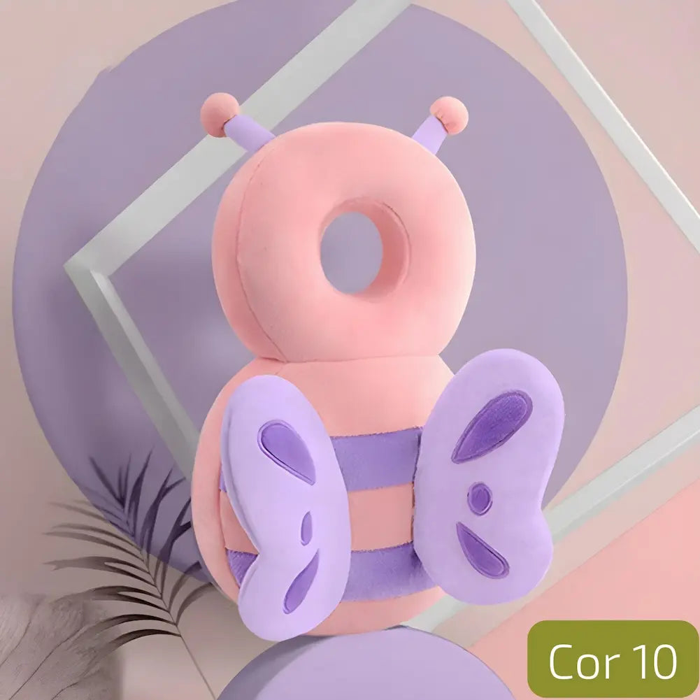  A imagem mostra uma almofada anti-queda para bebês em formato de borboleta, semelhante à anterior, mas com uma paleta de cores diferente. A almofada é rosa com detalhes em lilás, incluindo as asas. Possui um buraco central para proteger a cabeça do bebê. A almofada está posicionada em um cenário com um fundo geométrico em tons pastel, criando uma aparência suave e acolhedora. No canto inferior direito, há a indicação "Cor 10".