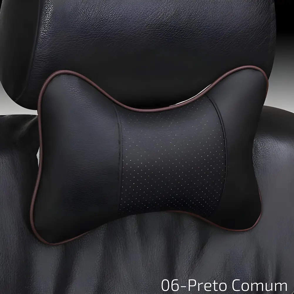 Imagem 06 - Preto Comum: Almofada de apoio cervical preta, com textura perfurada ao centro e bordas discretas. Fixada no encosto do banco do carro, proporciona suporte adicional para o pescoço. O código 06 representa uma opção de compra básica e funcional.