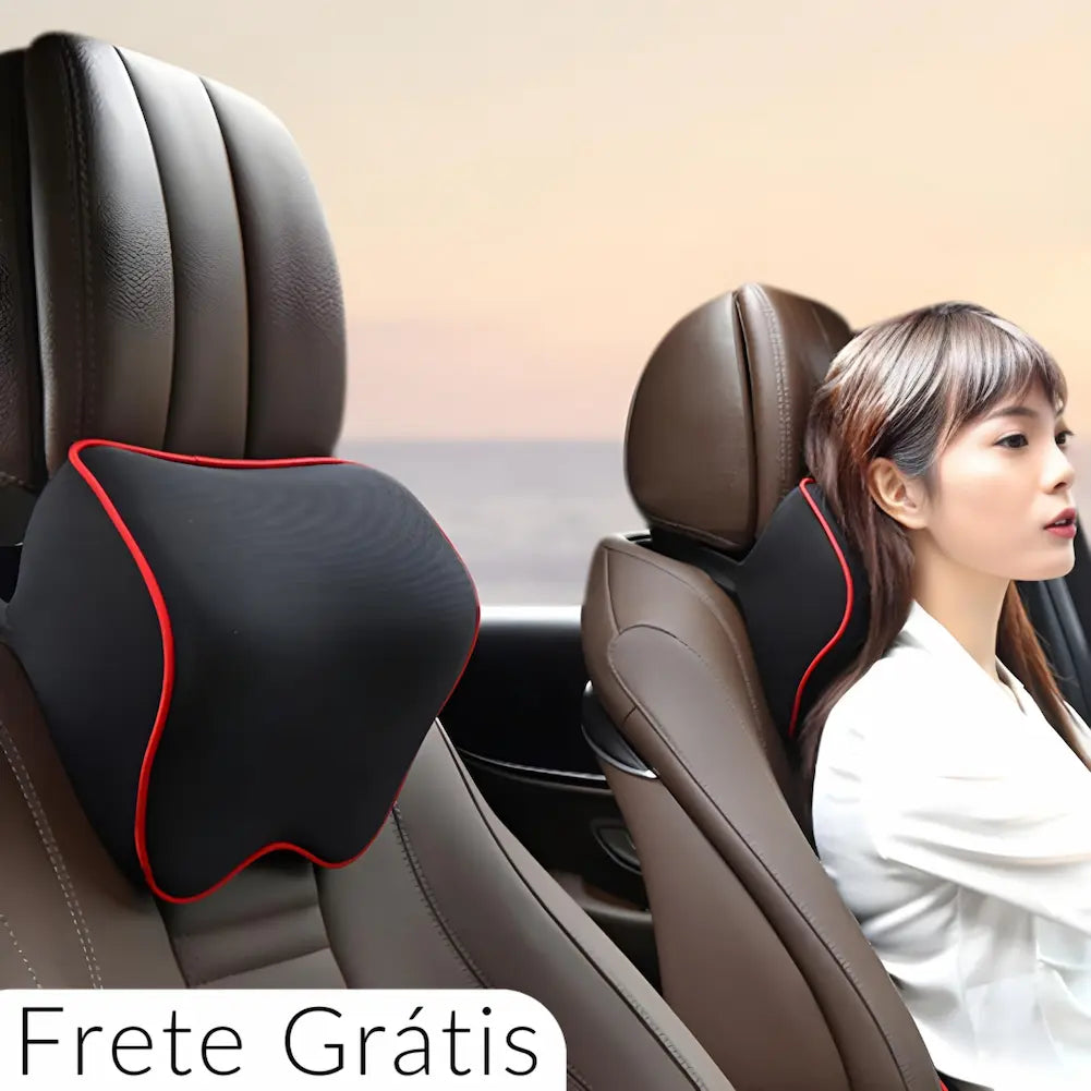 A imagem mostra uma almofada preta com bordas vermelhas presa ao encosto de cabeça de um banco de carro. Uma mulher está sentada no banco ao lado, usando outra almofada igual, demonstrando conforto ao dirigir. No canto inferior esquerdo, há um texto que diz "Frete Grátis".