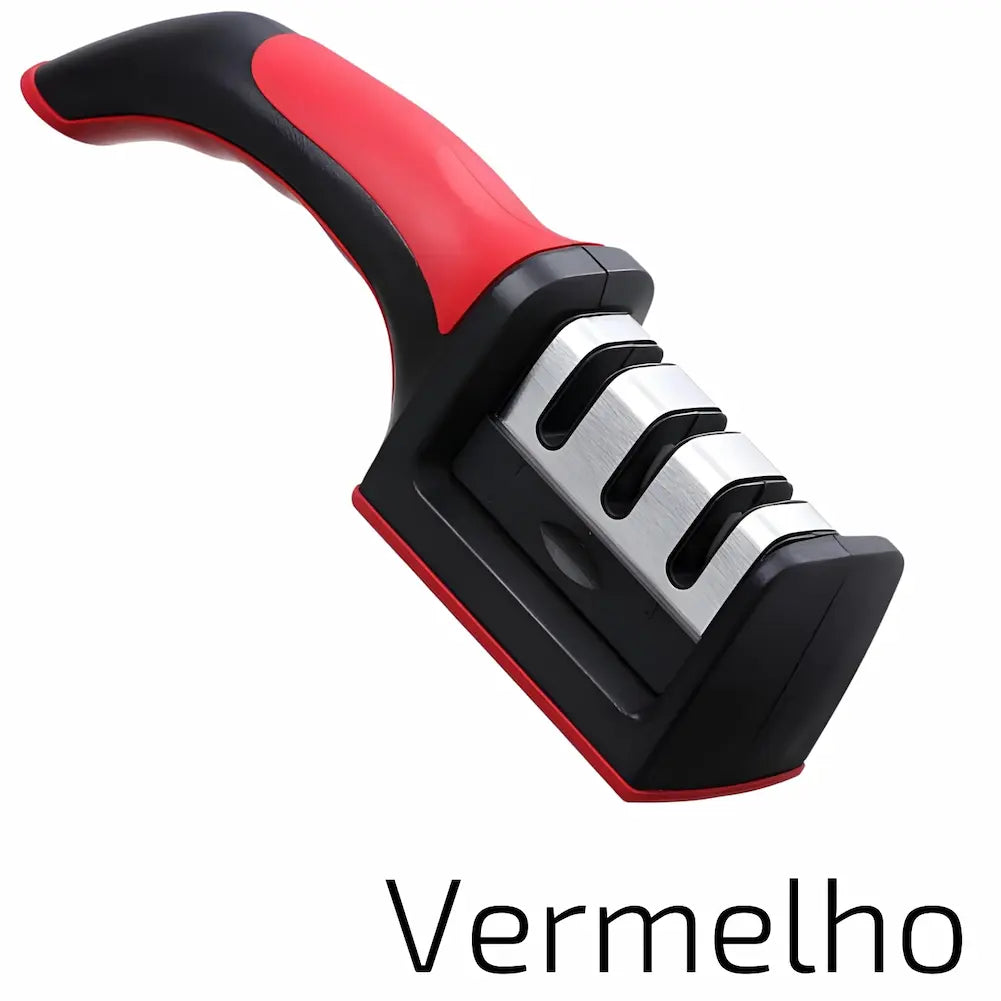  Imagem de um afiador de facas manual com cabo ergonômico em preto e vermelho. O afiador possui três slots de afiação metálicos. Texto abaixo da imagem diz "Vermelho".