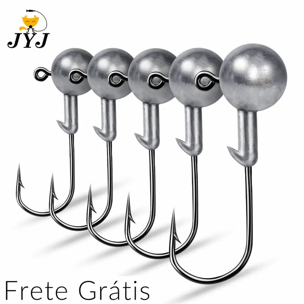  A imagem mostra cinco anzóis de pesca de aço inoxidável alinhados verticalmente em uma fileira. Cada anzol tem uma esfera metálica no topo com um laço para prender a linha. As hastes são longas e terminam em pontas afiadas. No canto superior esquerdo, há um logotipo com a inscrição "JYJ" e um gato. Abaixo, o texto "Frete Grátis".