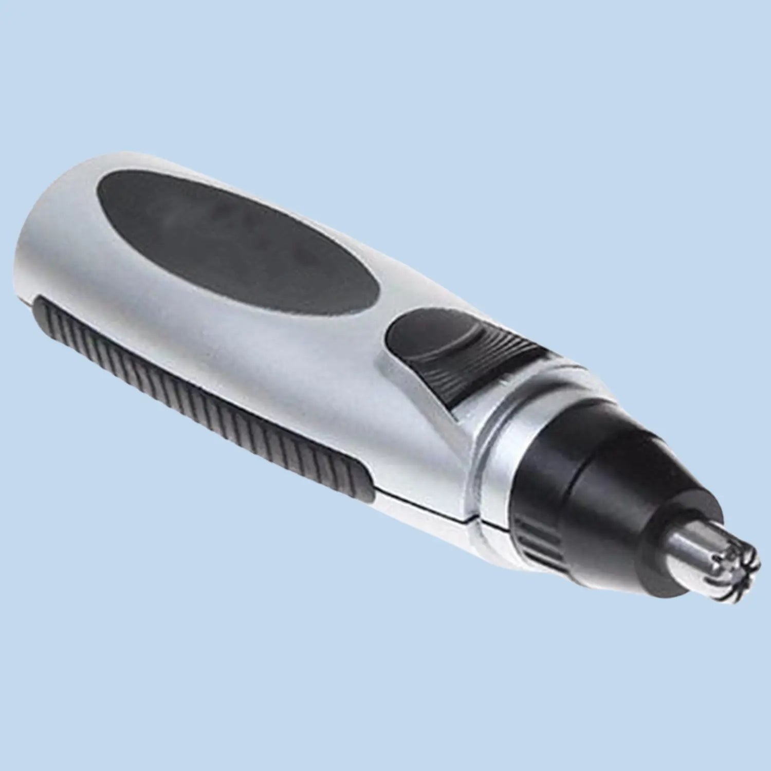 A imagem mostra um aparador de pelos portátil para nariz e orelha, com corpo prateado e detalhes em preto. Possui botão de acionamento frontal, design ergonômico e ponta com lâmina circular em aço inox. O fundo azul reforça a ideia de higiene e cuidado pessoal.