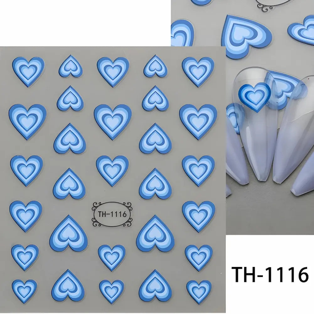TH-1116: Adesivos de corações azuis em camadas. As unhas mostram um design delicado e harmonioso com corações em tons de azul.