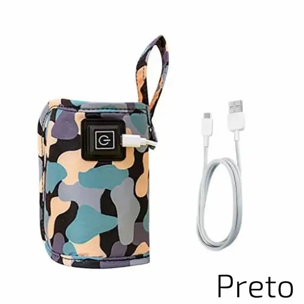 A imagem mostra um aquecedor de mamadeiras USB com design camuflado em tons de preto, azul e bege, ao lado de um cabo USB branco. O aquecedor possui um botão de energia preto e uma alça para transporte. Abaixo, há a palavra "Preto" indicando a cor predominante do produto.