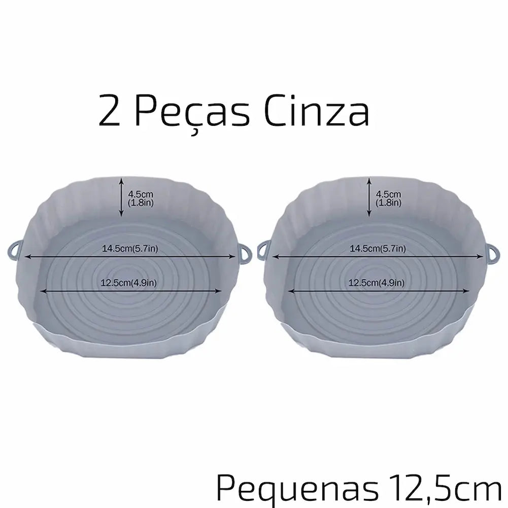 A imagem mostra duas assadeiras reutilizáveis de silicone cinza, lado a lado, com dimensões marcadas. As medidas indicam que elas têm 4,5 cm de altura, 14,5 cm de diâmetro interno e 12,5 cm de diâmetro na base. O texto na imagem diz "2 Peças Cinza" e "Pequenas 12,5 cm", destacando que são duas assadeiras de tamanho pequeno.