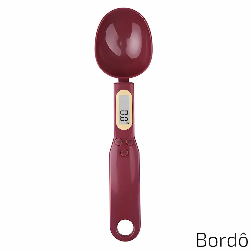 Balança digital de precisão em formato de colher, na cor bordô. Equipado com um visor digital e detalhes em amarelo, possui três botões (MODE, TARE, HOLD) abaixo do visor. Ideal para medir diferentes ingredientes com alta precisão.