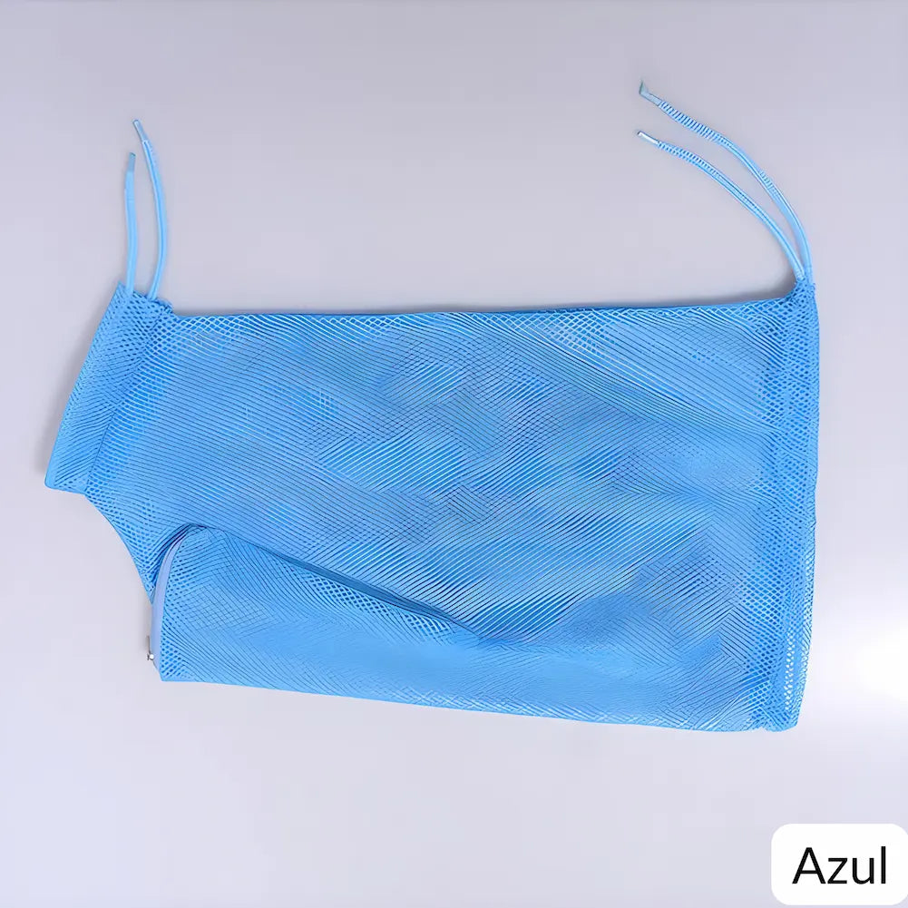  A imagem mostra uma bolsa de rede azul clara, desenhada para banho de gatos, estendida sobre uma superfície branca. A bolsa possui cordões ajustáveis na parte superior e um zíper na parte inferior. A palavra "Azul" está escrita no canto inferior direito da imagem em um fundo branco.