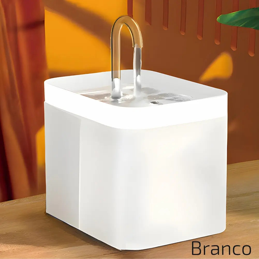 A imagem mostra um umidificador de ar compacto, de cor branca, com design moderno e minimalista. O aparelho tem uma saída de vapor em forma de arco, sugerindo uma operação silenciosa e eficiente. O produto é ideal para ambientes internos, proporcionando umidade e melhorando a qualidade do ar. A legenda "Branco" indica a cor do modelo.