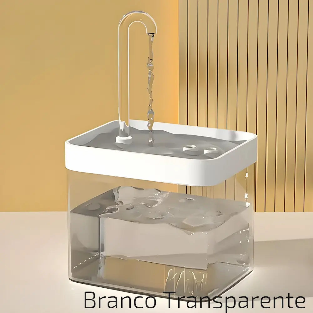 Imagem de um bebedouro para pets com base transparente e tampa branca. A água flui de um tubo curvado, criando um efeito de cascata. O fundo é em tons de amarelo, liso e com listras. A opção "Branco Transparente" oferece um design limpo e moderno.