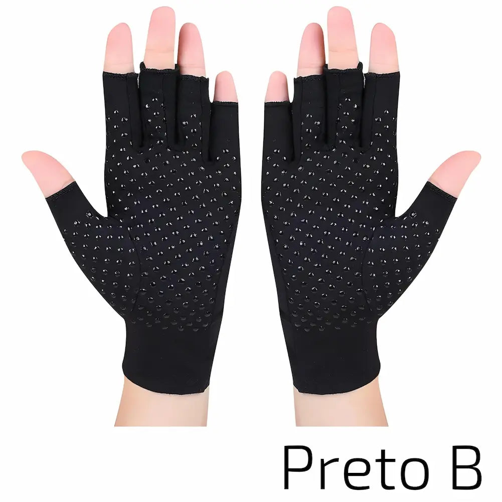  A imagem mostra um par de luvas de compressão pretas com dedos abertos, vistas da palma. As palmas têm pequenos pontos antiderrapantes em toda a superfície. Abaixo das luvas, está escrito "Preto B". As luvas são pretas e o fundo é branco, destacando os detalhes das luvas.