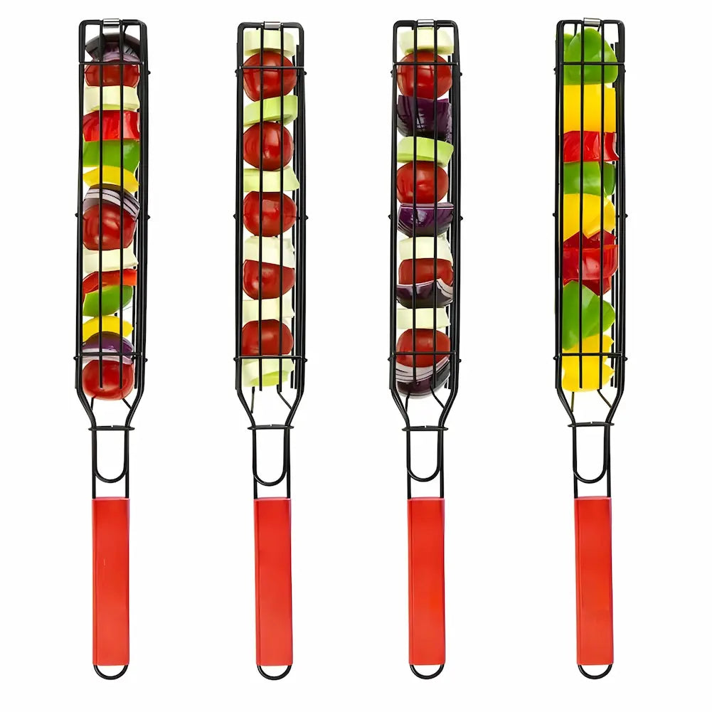 A imagem mostra quatro espetos de cesta alinhados verticalmente, cada um contendo uma variedade de legumes coloridos como pimentões, tomates, cebolas e abobrinhas. As alças dos espetos são vermelhas, e os vegetais estão arrumados de maneira uniforme dentro das grades de metal.