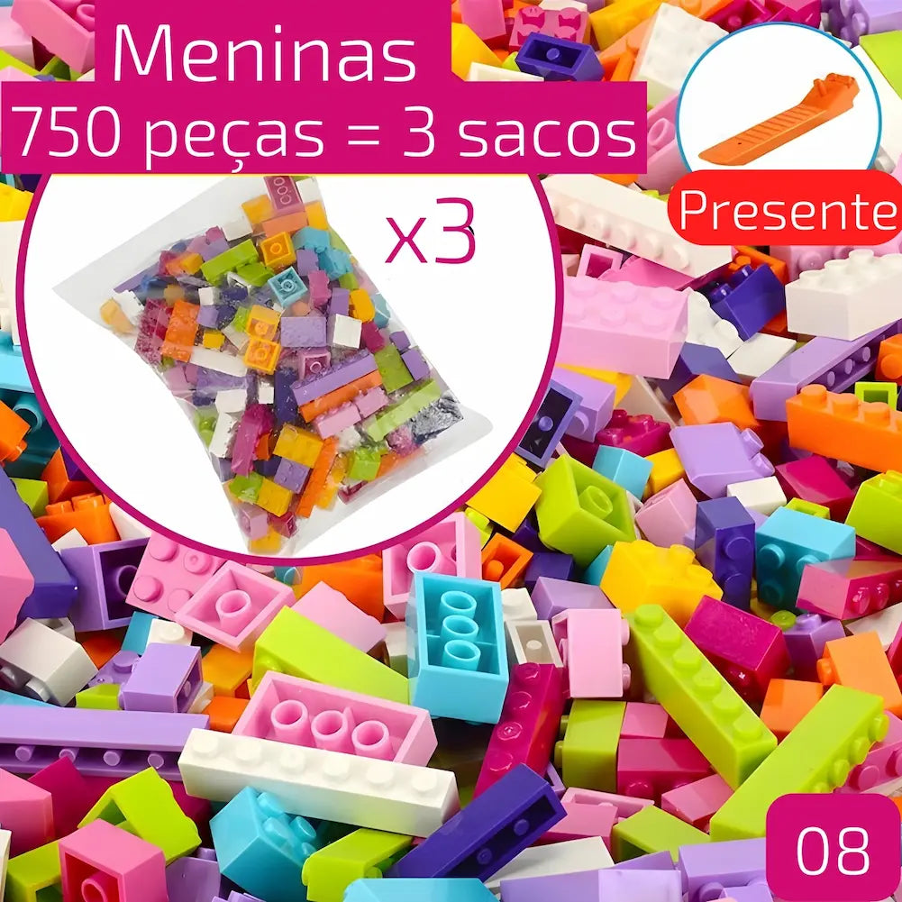 A imagem promove um conjunto de blocos de montar para meninas, destacando que 750 peças são distribuídas em 3 sacos. No fundo, há uma variedade de blocos em tons de rosa, roxo, azul, laranja e verde. Um círculo na parte superior direita indica um "presente" incluído, que parece ser uma ferramenta de remoção de blocos.