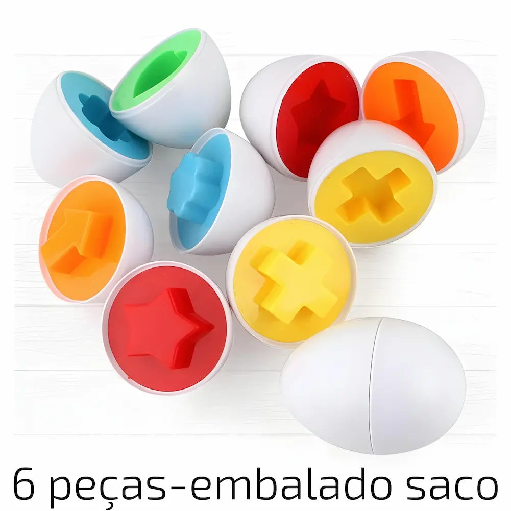  A imagem mostra vários ovos de plástico brancos abertos, revelando formas geométricas coloridas em seu interior. As formas incluem estrelas, cruzes, setas e hexágonos, em cores como vermelho, azul, amarelo, verde e laranja. Na parte inferior da imagem, está escrito "6 peças-embalado saco" em texto preto. O fundo é branco, destacando os ovos e as formas coloridas.