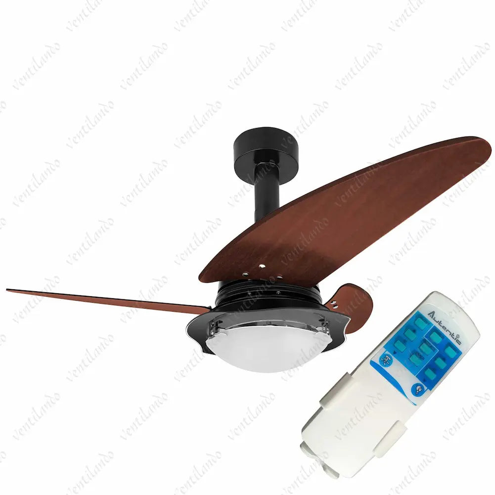 A imagem mostra um ventilador de teto com três pás de madeira na cor tabaco e corpo preto, montado com uma haste que o conecta ao teto. Ao lado do ventilador, há um controle remoto portátil branco com botões azuis, permitindo fácil controle do ventilador e da luminária. O design é moderno e funcional.