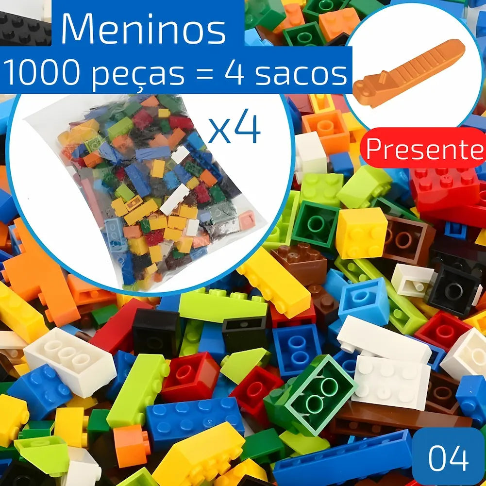 A imagem promove um conjunto de blocos de montar para meninos, destacando que 1000 peças são distribuídas em 4 sacos. No fundo, há uma variedade de blocos coloridos em tons de azul, verde, amarelo, vermelho e branco. Um círculo na parte superior direita indica um "presente" incluído, que parece ser uma ferramenta de remoção de blocos.