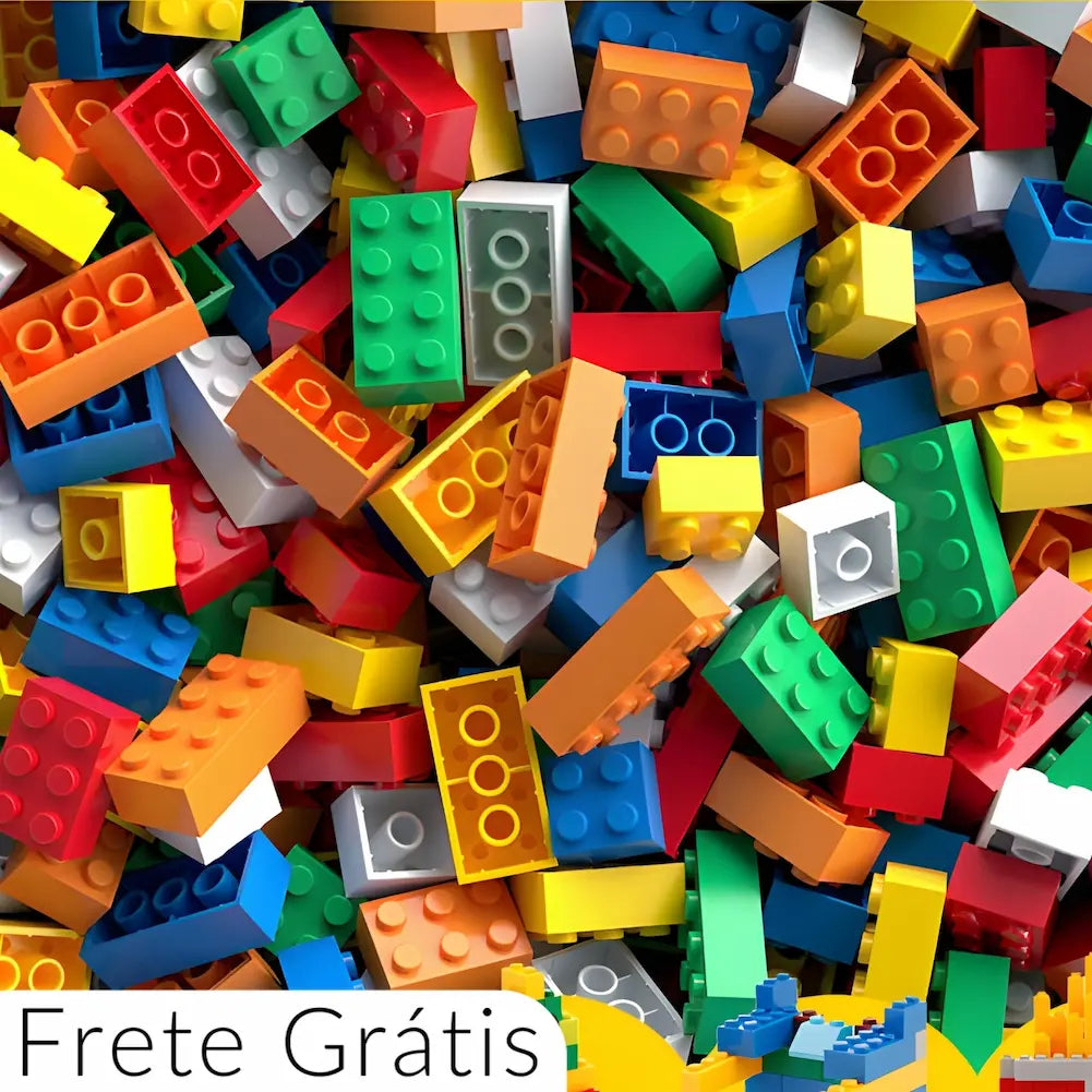A imagem mostra uma grande quantidade de blocos de montar coloridos, incluindo peças vermelhas, verdes, amarelas, azuis, brancas e laranjas. Na parte inferior, há um texto "Frete Grátis", indicando que o envio dos blocos não terá custo adicional.