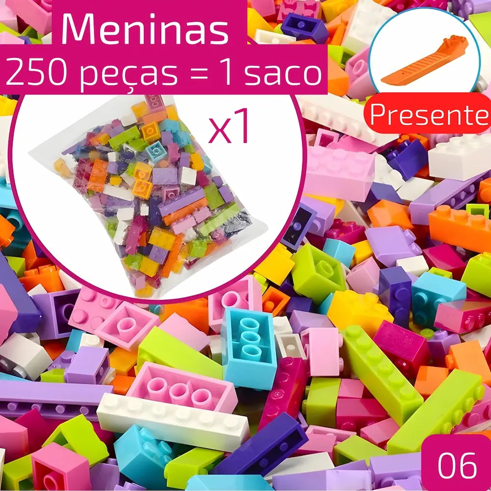 A imagem promove um conjunto de blocos de montar para meninas, destacando que 250 peças são distribuídas em 1 saco. No fundo, há uma variedade de blocos em tons de rosa, roxo, azul, laranja e verde. Um círculo na parte superior direita indica um "presente" incluído, que parece ser uma ferramenta de remoção de blocos.