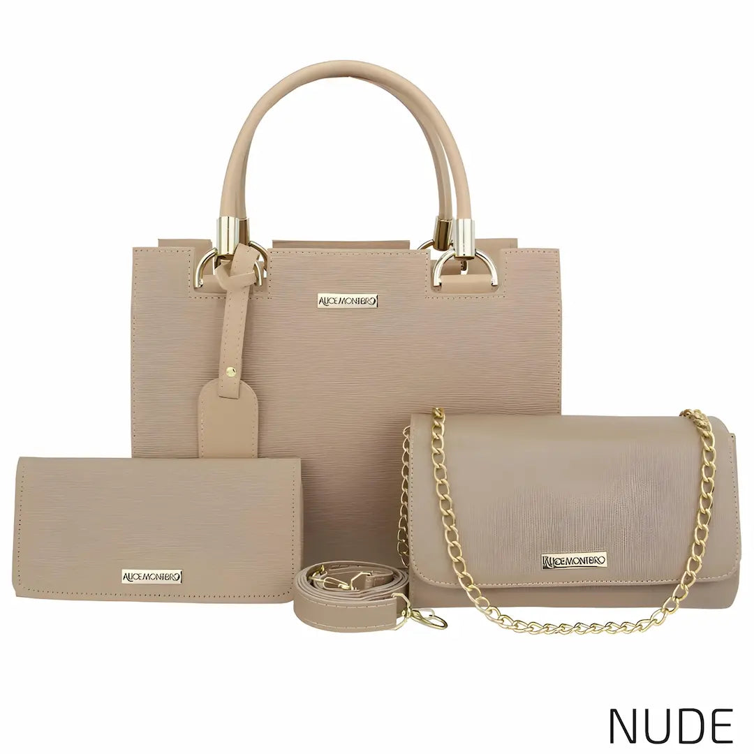 A imagem exibe um conjunto de bolsas na cor nude, composto por uma bolsa maior com alças estruturadas, uma bolsa clutch com corrente dourada e uma carteira. Todas possuem um design sofisticado com acabamento texturizado e detalhes metálicos. O texto "NUDE" aparece no canto inferior direito.