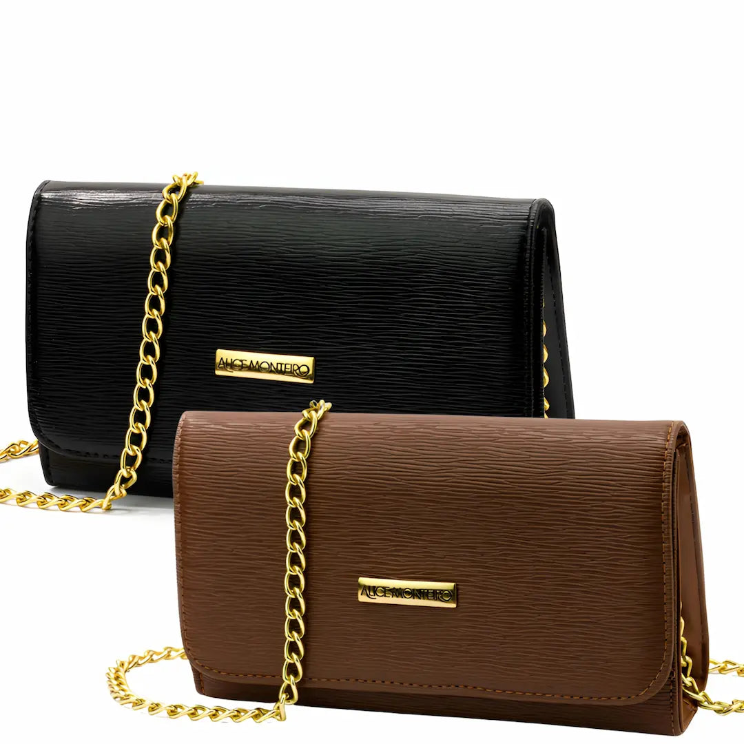 A imagem mostra duas bolsas de tamanho pequeno, com design elegante. Uma é preta e a outra é marrom, ambas com acabamento texturizado e detalhes em dourado. As bolsas possuem uma alça de corrente dourada, conferindo um toque sofisticado. A marca está visível em uma plaquinha dourada na parte frontal, indicando que são produtos de uma marca conhecida.