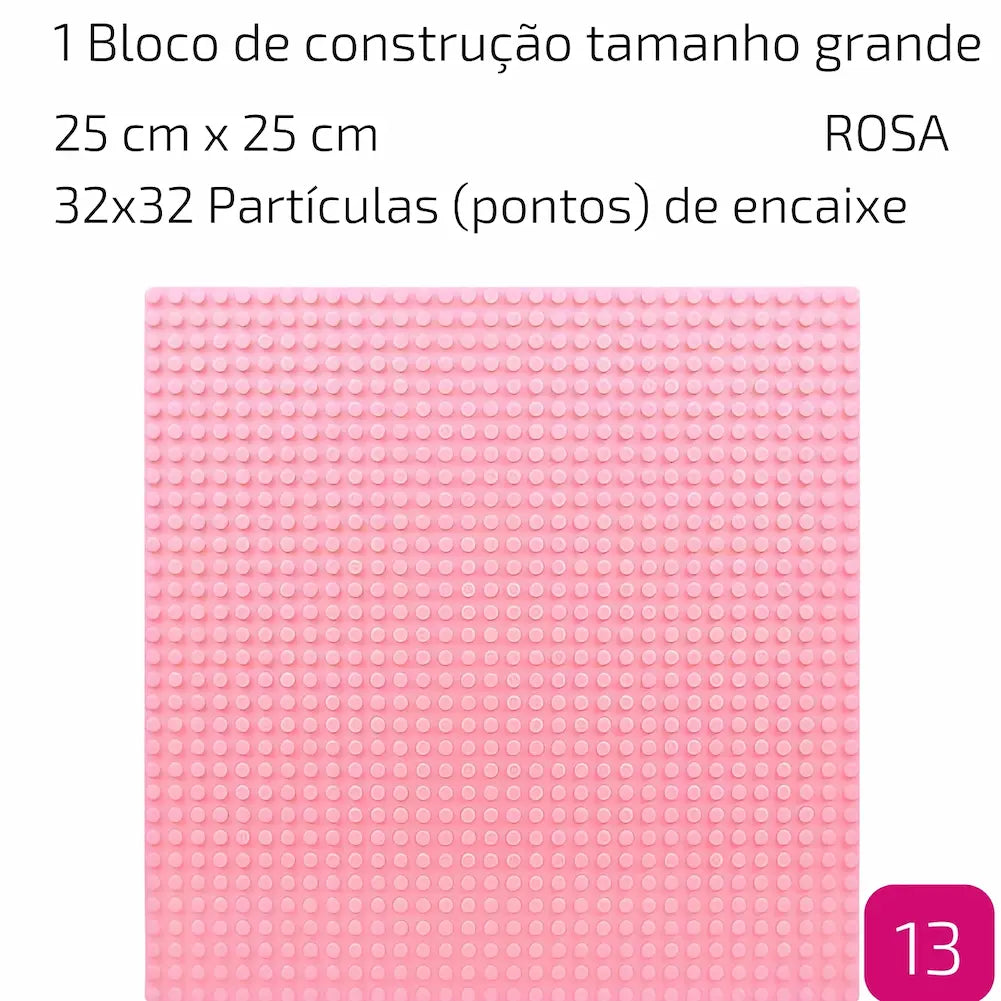 A imagem mostra uma base de construção de tamanho grande, com dimensões de 25 cm x 25 cm, contendo 32x32 partículas (pontos de encaixe). A cor da base é rosa. O texto descreve as características da base, enfatizando seu tamanho grande e a cor rosa, adequada para construção com blocos de montar.