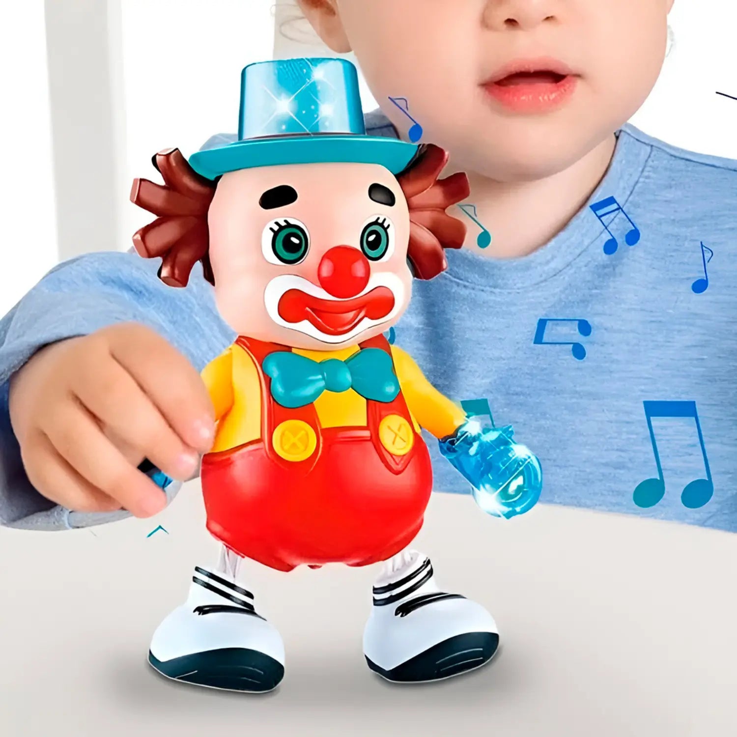 A imagem mostra uma criança interagindo com um boneco de palhaço colorido. O boneco tem um chapéu azul, cabelo marrom, nariz vermelho e luvas que brilham com efeito de luz. Ele usa uma camisa amarela, suspensórios vermelhos e sapatos brancos. Notas musicais ao redor indicam que o brinquedo emite sons ou música, tornando a interação mais divertida para as crianças.