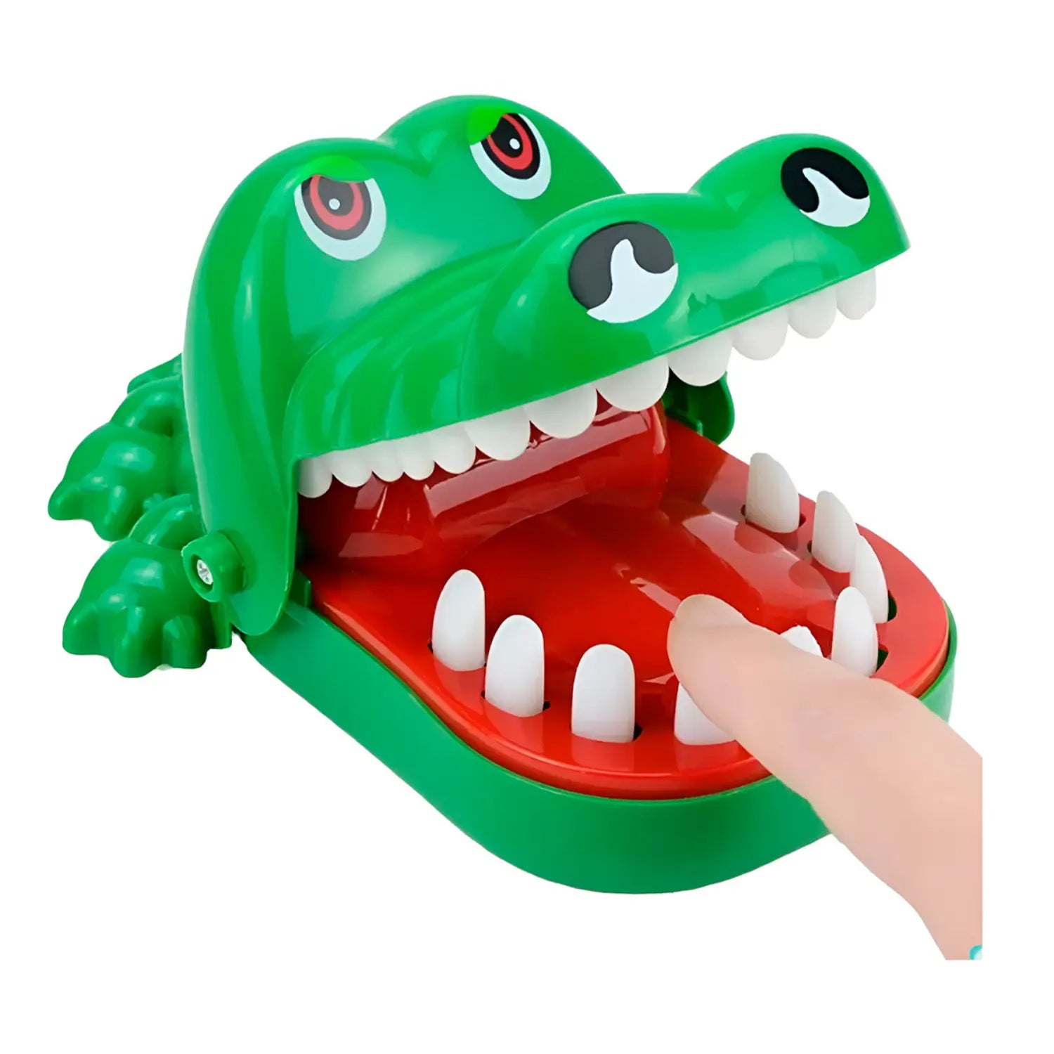 A imagem mostra o brinquedo de crocodilo com a boca aberta e uma mão prestes a colocar o dedo dentro, sugerindo que se trata de um jogo de "mordida surpresa". O crocodilo tem olhos expressivos e dentes brancos, e a parte interna da boca é vermelha. Esse tipo de brinquedo geralmente é voltado para crianças, proporcionando uma experiência lúdica e divertida.