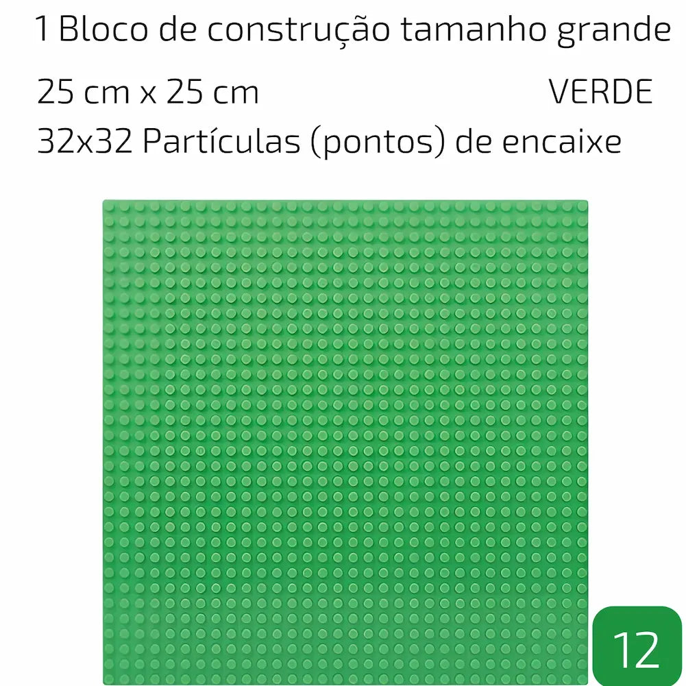 A imagem mostra uma base de construção de tamanho grande, com dimensões de 25 cm x 25 cm, contendo 32x32 partículas (pontos de encaixe). A cor da base é verde. O texto descreve as características da base, destacando seu tamanho grande e a cor verde, adequada para construção com blocos de montar.