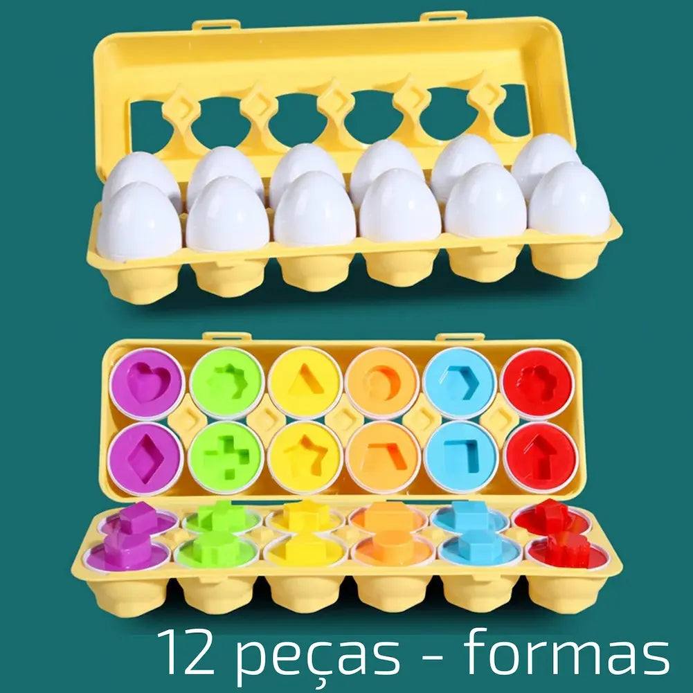  A imagem mostra uma bandeja amarela de ovos de plástico educativos em duas partes. Na parte superior, a bandeja está fechada, mostrando os ovos brancos inteiros. Na parte inferior, a bandeja está aberta, revelando os ovos divididos em metades com formas geométricas coloridas em seu interior, como corações, triângulos, quadrados e círculos. A bandeja contém 12 peças. Na parte inferior da imagem, está escrito "12 peças - formas" em texto branco. O fundo é verde.