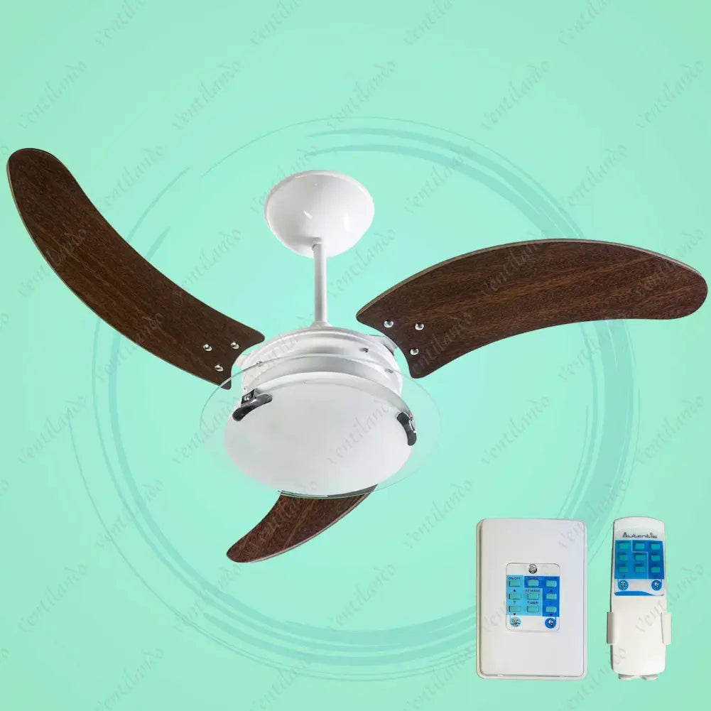  A imagem mostra um ventilador de teto com três pás de madeira escuras e corpo branco, montado com uma haste que o conecta ao teto. A luminária central de vidro é destacada por suportes metálicos e um anel de vidro adicional. Abaixo do ventilador, há dois controles remotos, um fixo de parede e outro portátil, ambos brancos com botões azuis. O fundo é verde claro, destacando o ventilador e os controles. O design é moderno e elegante.