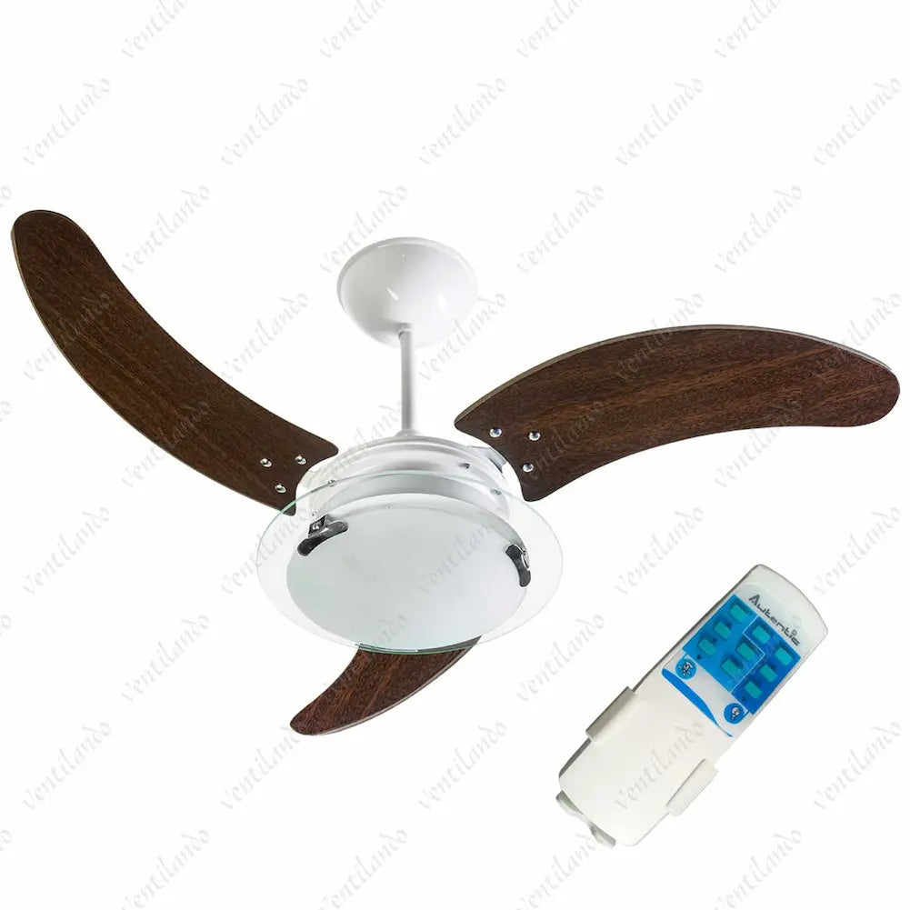 A imagem mostra um ventilador de teto com três pás de madeira escuras e corpo branco, montado com uma haste ao teto. A luminária central de vidro é fixada por suportes metálicos, com um anel de vidro adicional ao redor. Ao lado, há um controle remoto portátil branco com botões azuis da marca Autentic, em um fundo branco.