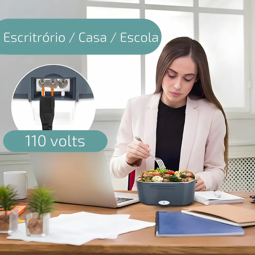  A imagem mostra uma mulher em um escritório, comendo de uma marmita elétrica cinza. Ao lado dela, há um laptop, papéis e uma caneca. No canto superior esquerdo, há uma imagem ampliada da tomada com texto "110 volts." Acima, há o texto "Escritório / Casa / Escola." O fundo é claro com janelas.