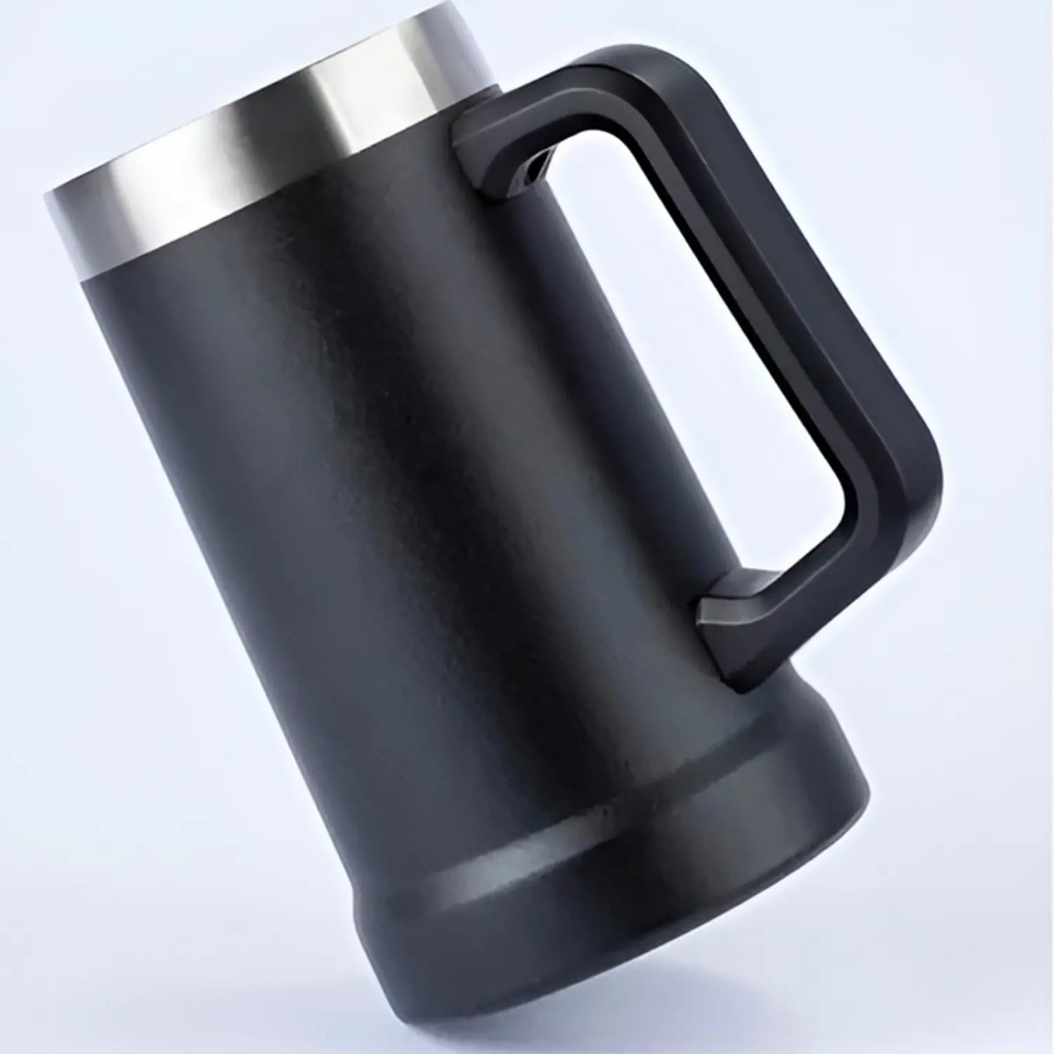 A imagem mostra a caneca preta com acabamento metálico, inclinada para exibir seu design. A alça tem um formato moderno e robusto, e a base é larga, conferindo estabilidade. O acabamento fosco na parte preta contrasta com o detalhe metálico superior, criando um visual sofisticado e minimalista.